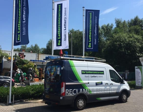 Vlaggen van De Letterconcurrent op masten bij het eigen bedrijfspand