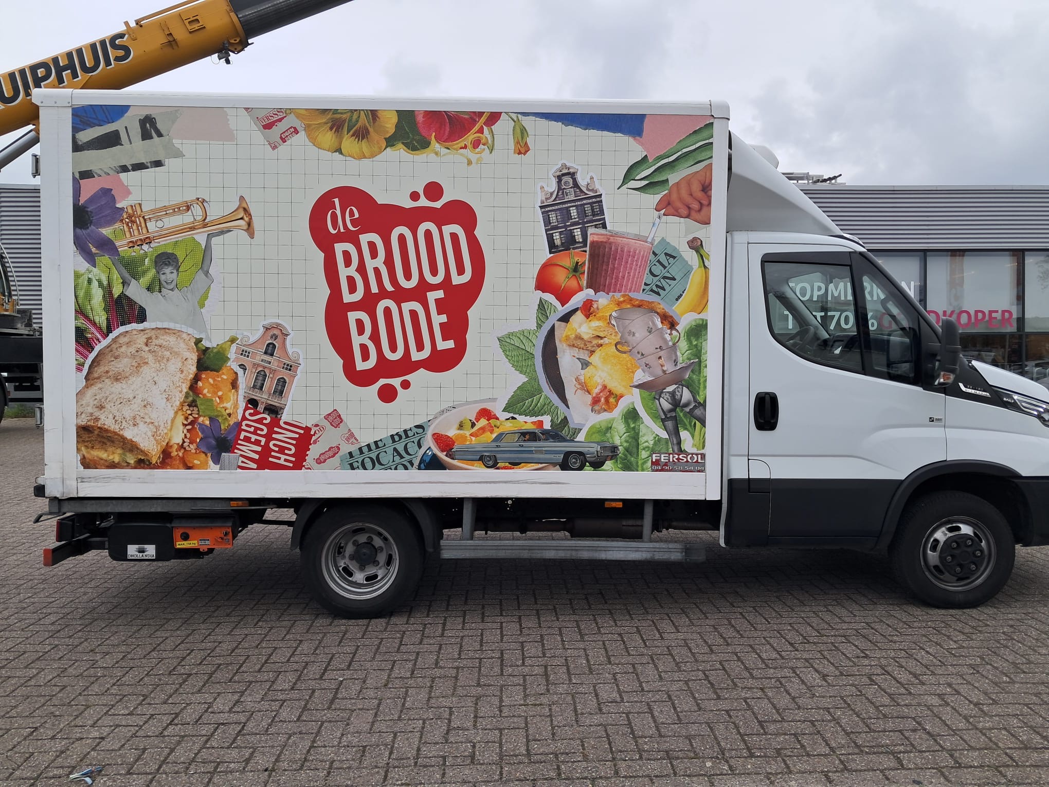 Autoreclame voor De Broodbode op een bestelbus