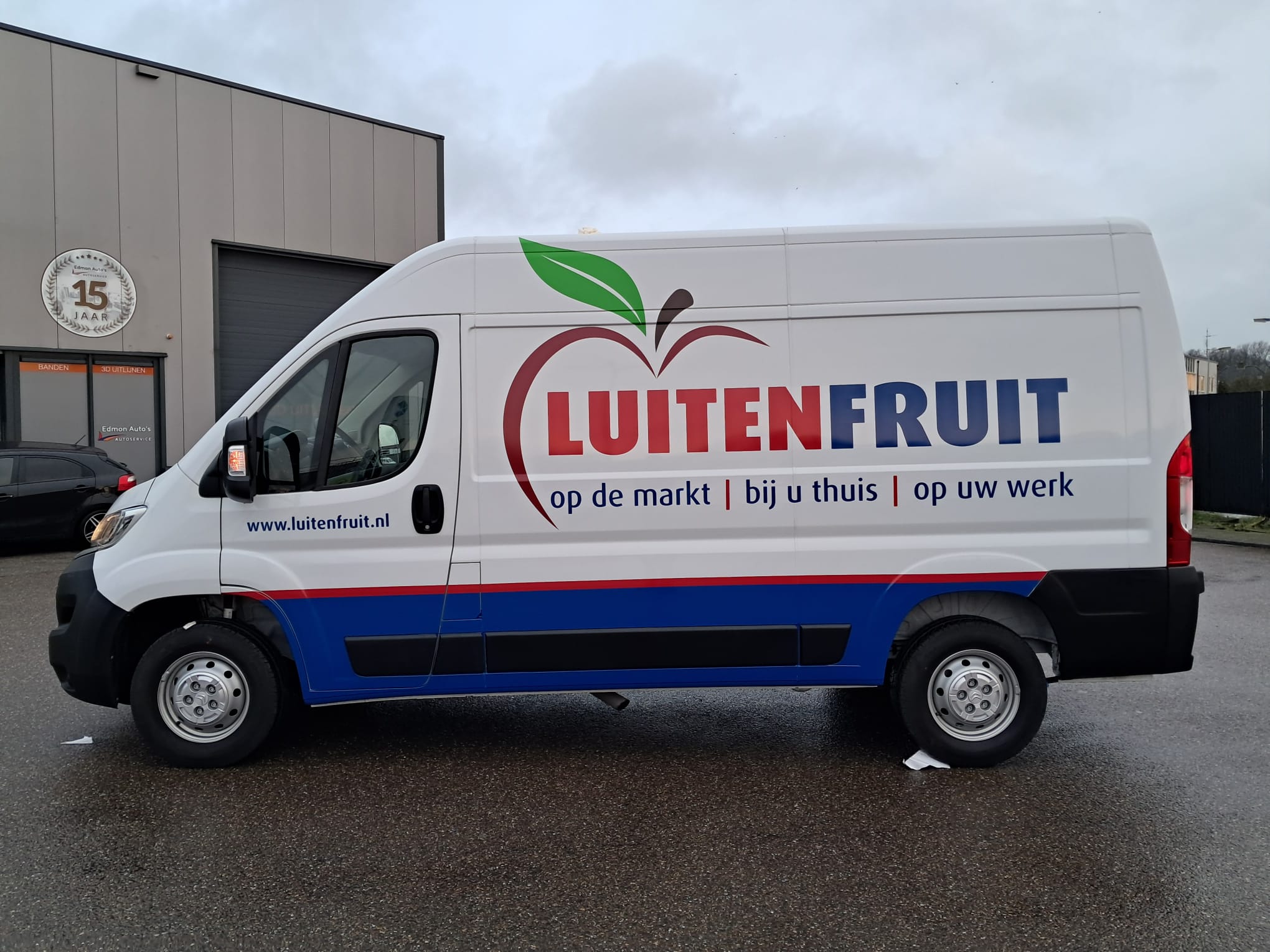 Autoreclame voor Luitenfruit op een bestelbus